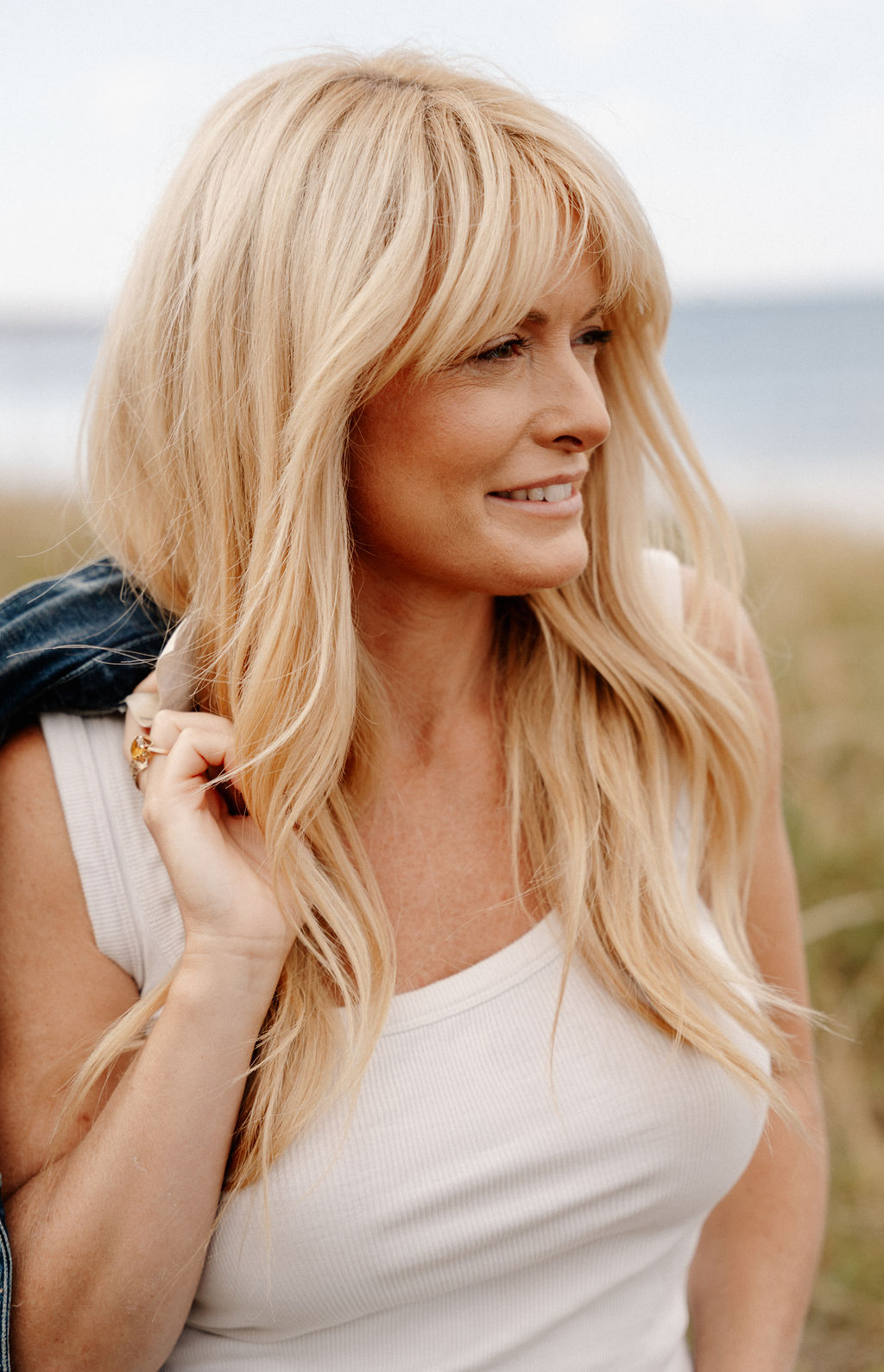     Natural outdoor portrait of Linnea Leth in white top and denim